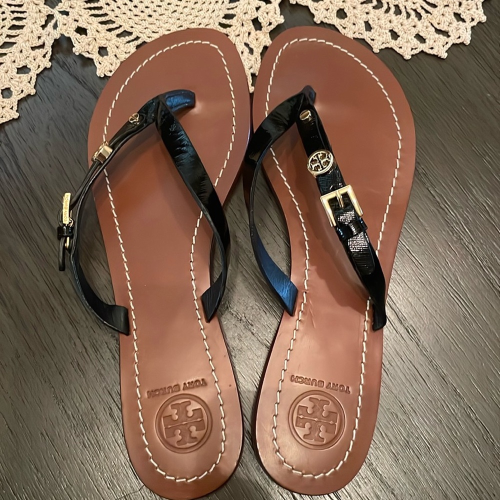 Tory Burch Black and Brown Leather Thong Sandals with Gold Logo - Picture 2 of 7